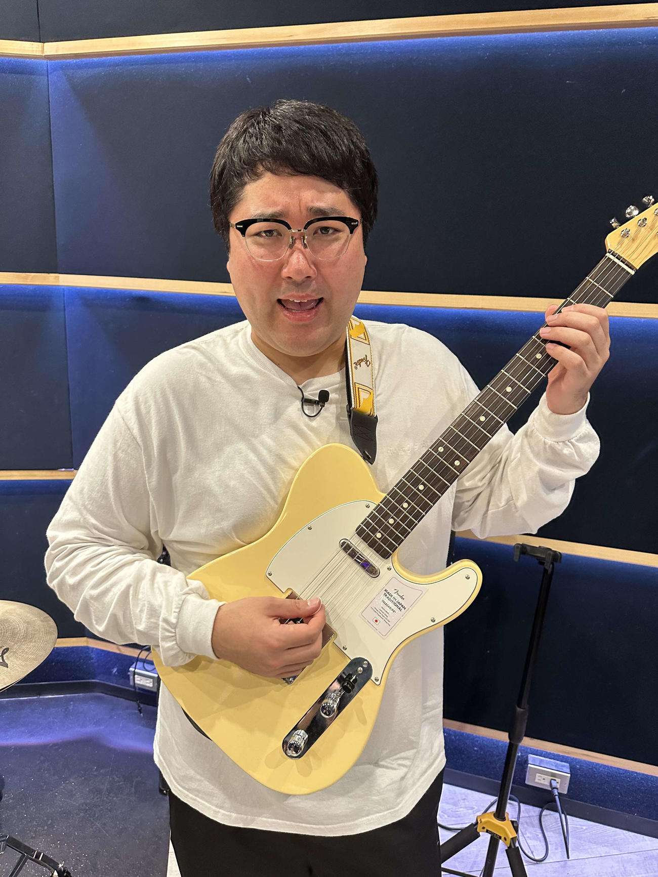 「それゆけ！　大宮セブン」内で結成したバンドのため自腹でギターを購入した、マヂカルラブリー村上（C）テレ玉