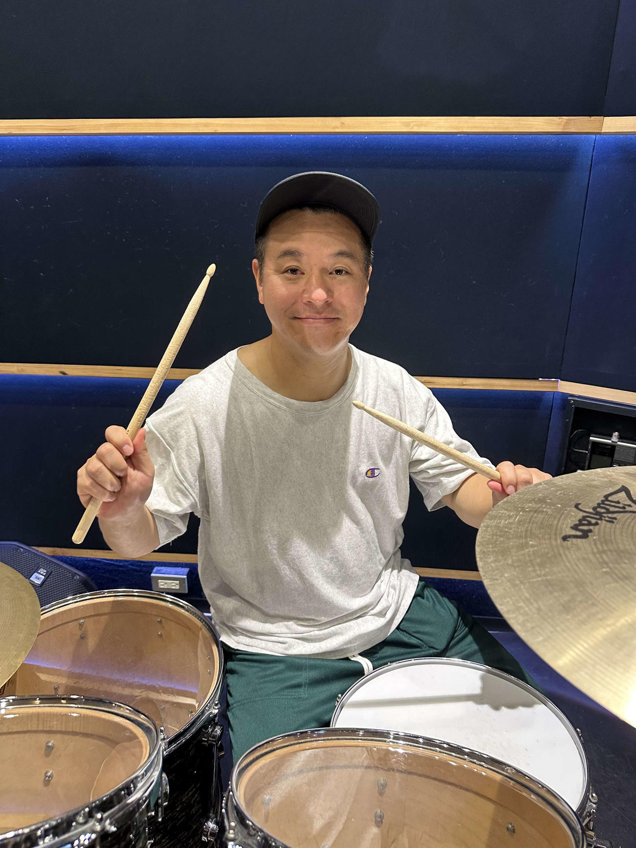 「それゆけ！　大宮セブン」の番組内で結成したバンドでドラムを担当する、すゑひろがりず南條庄助（C）テレ玉