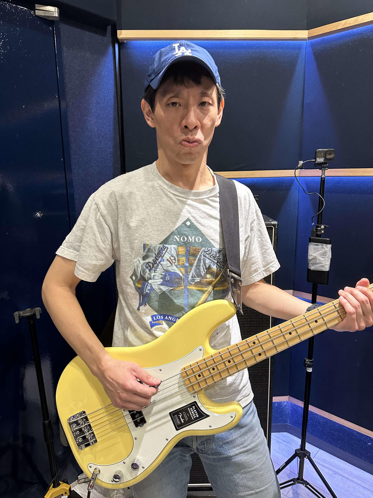 「それゆけ！　大宮セブン」内で結成したバンドのため自腹でベースを購入した、囲碁将棋の根建太一（C）テレ玉