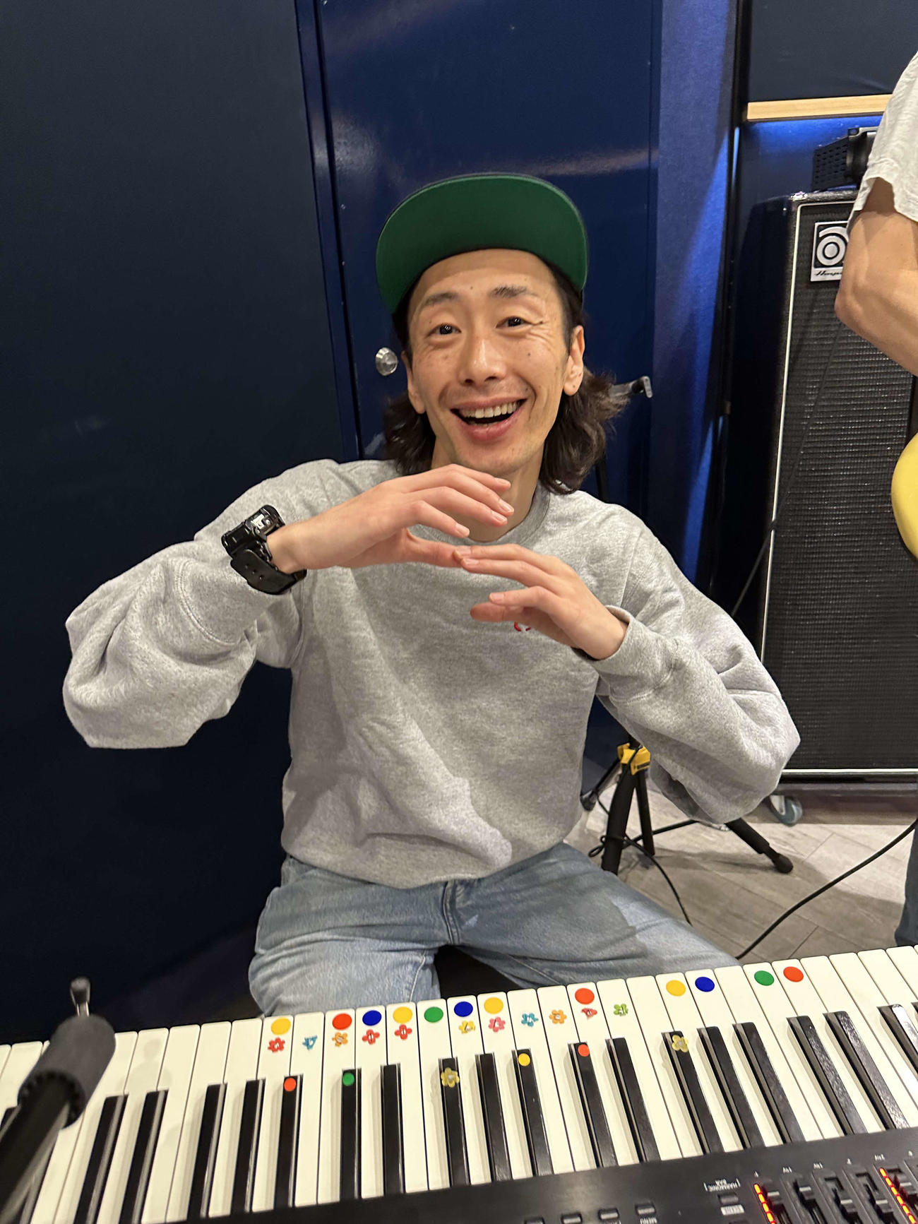 「それゆけ！　大宮セブン」の番組内で結成したバンドでキーボードを担当するSJ（C）テレ玉