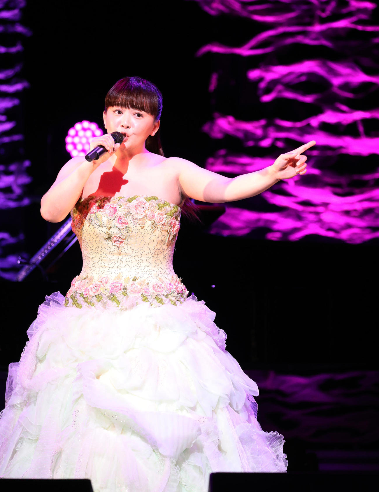 変わらぬ歌声で熱唱する華原朋美（撮影・中島郁夫）