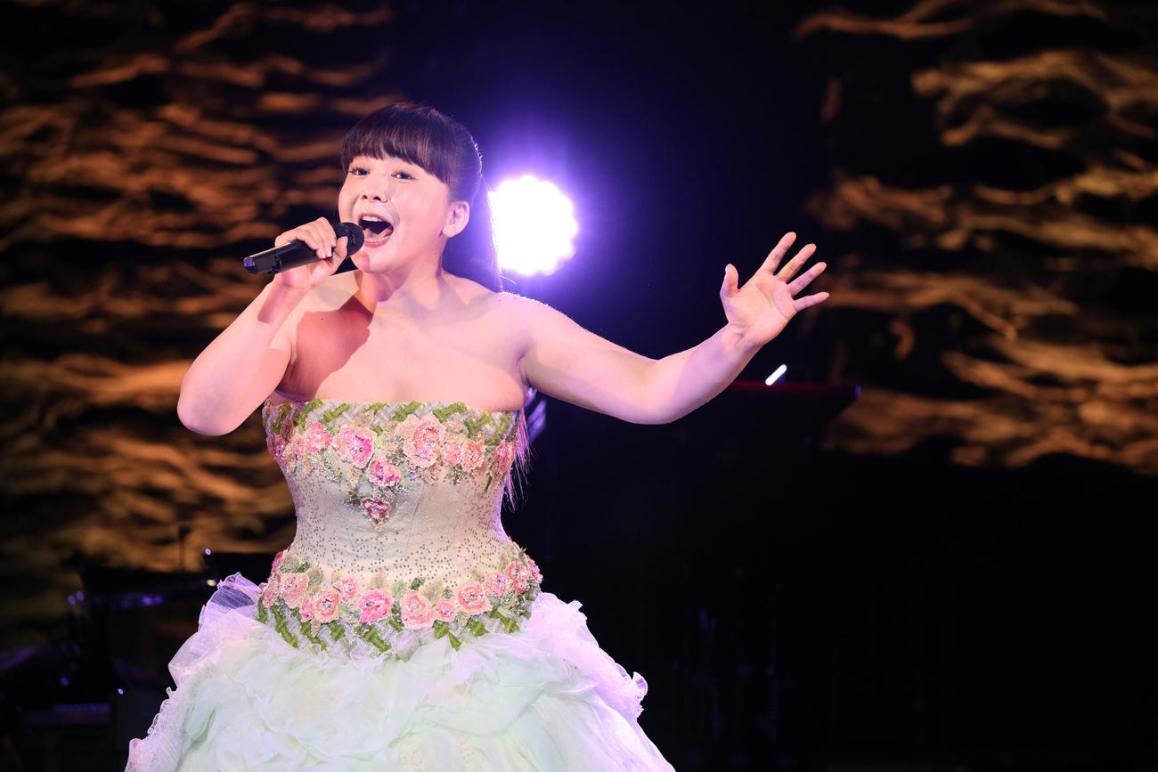 変わらぬ歌声で熱唱する華原朋美（撮影・中島郁夫）