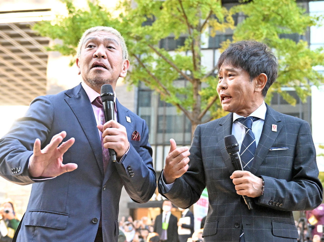 ダウンタウンの松本人志（左）と浜田雅功（2022年11月撮影）