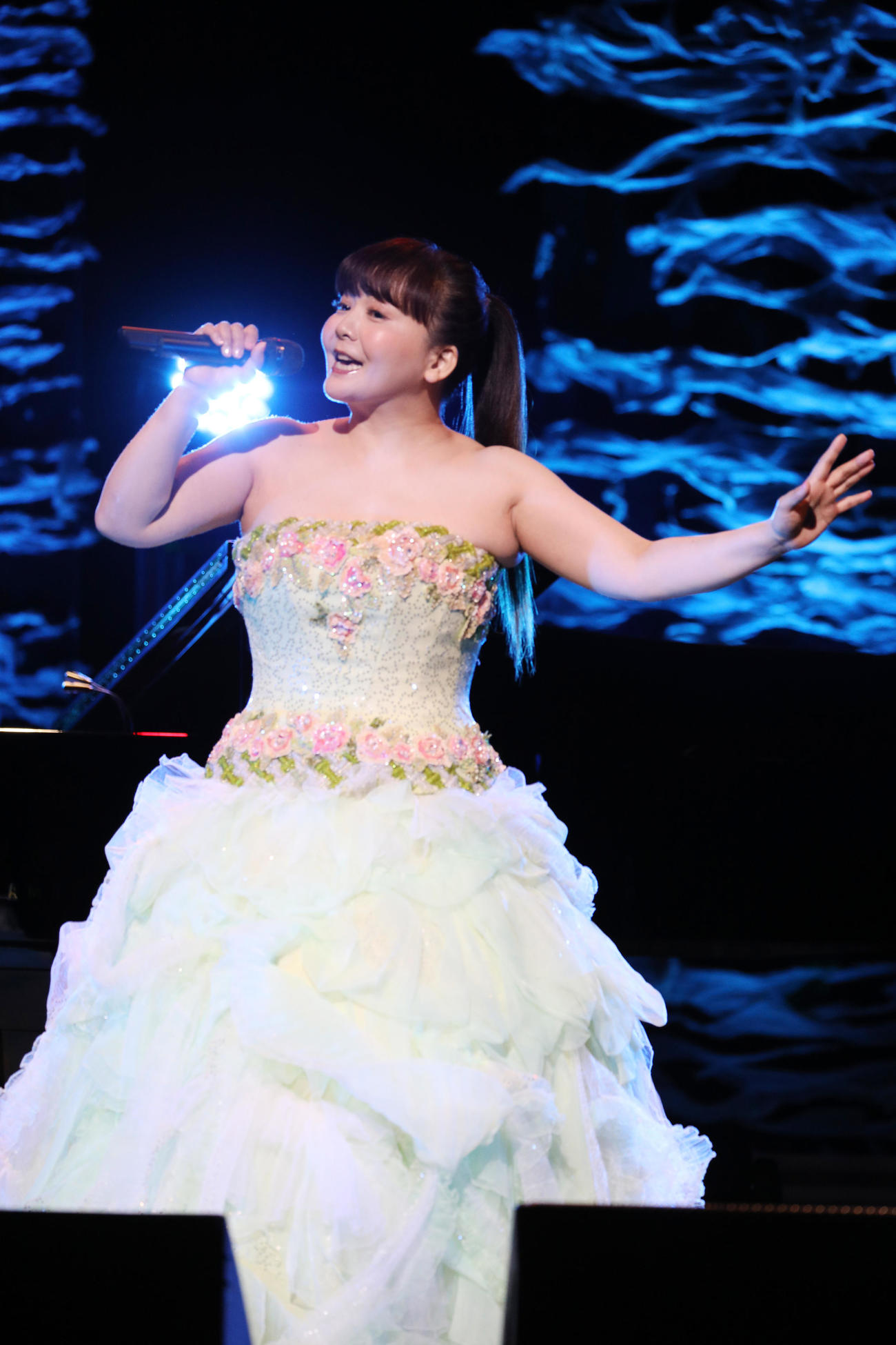 変わらぬ歌声で熱唱する華原朋美（撮影・中島郁夫）