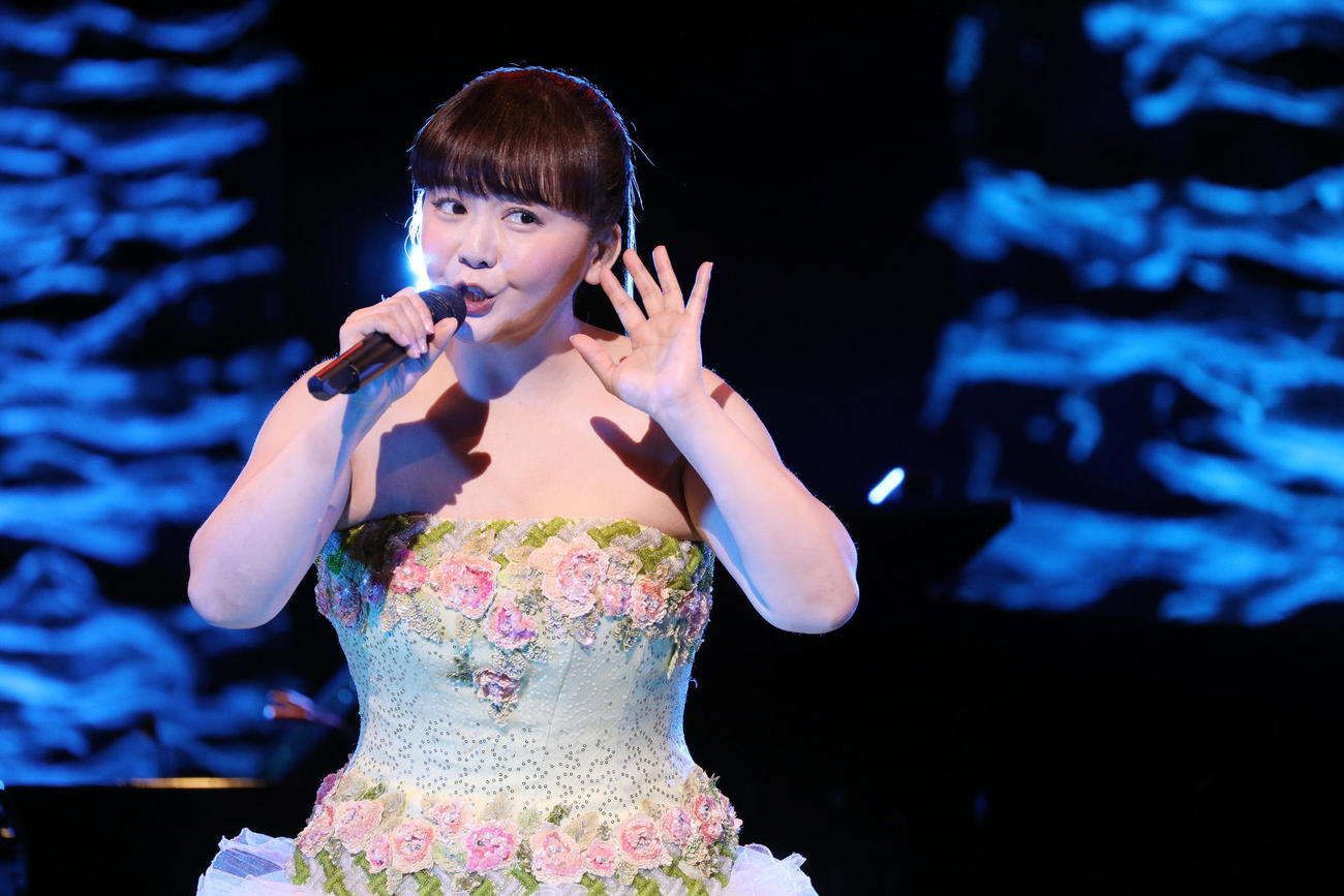 変わらぬ歌声で熱唱する華原朋美（撮影・中島郁夫）