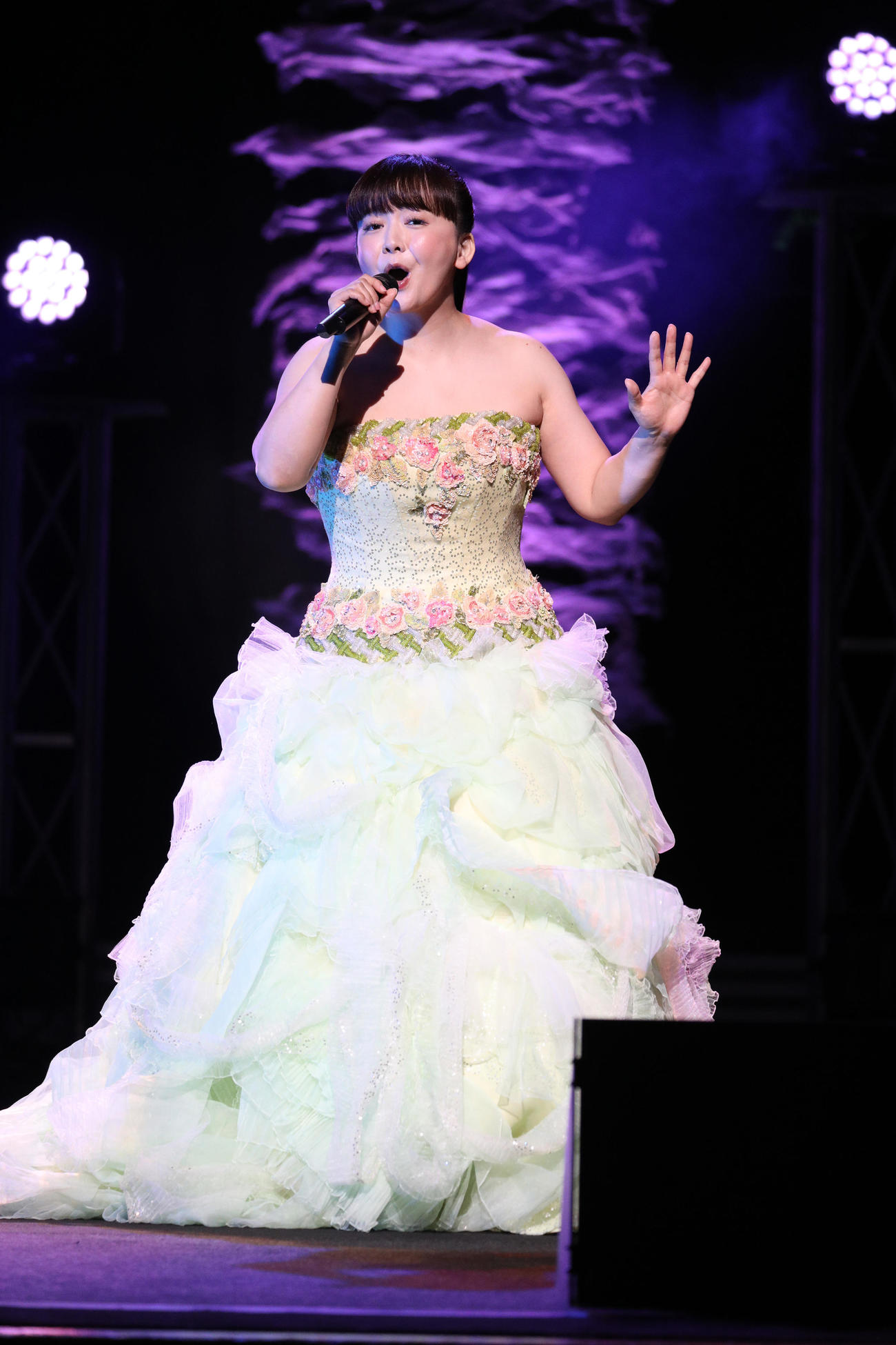 変わらぬ歌声で熱唱する華原朋美（撮影・中島郁夫）