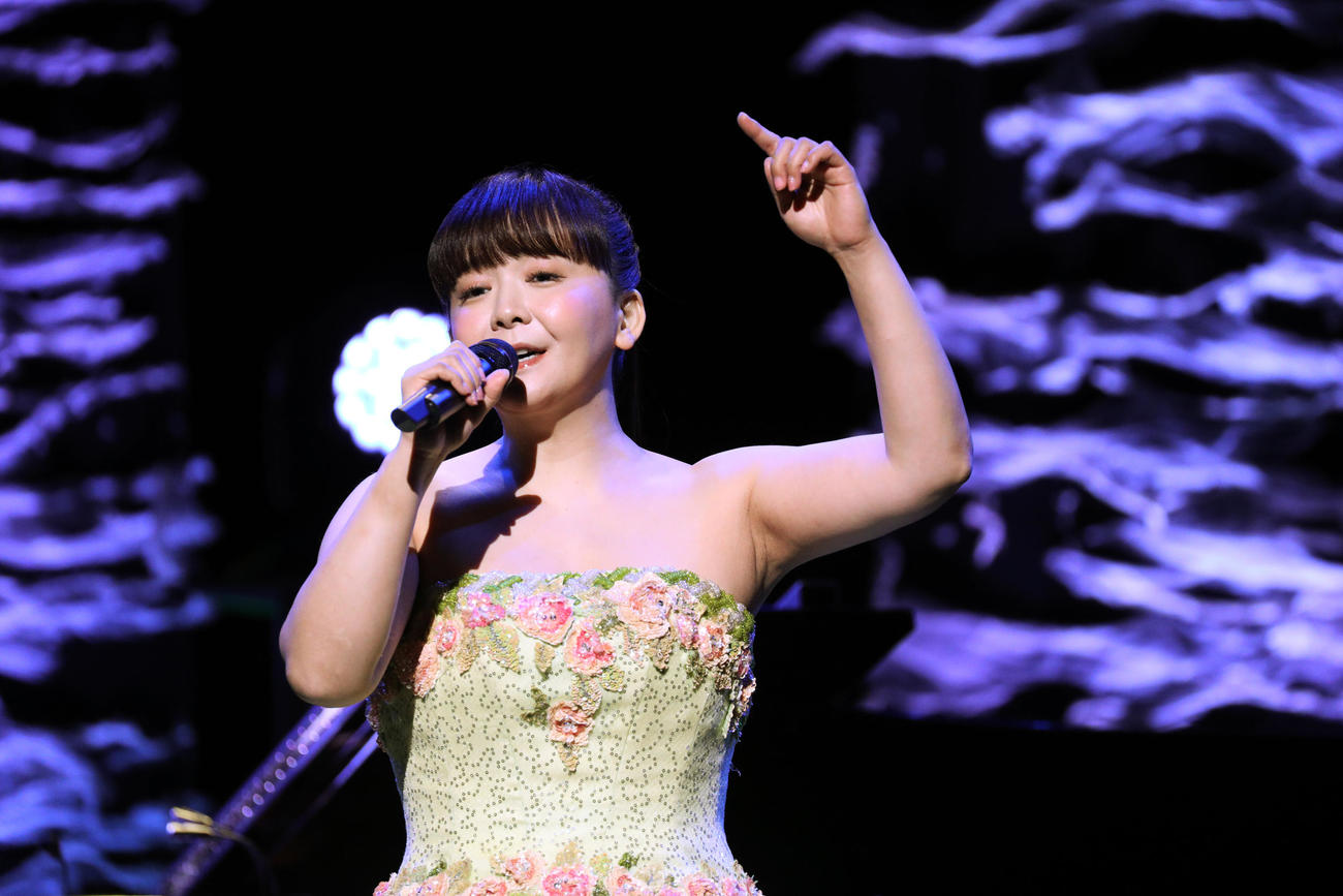 変わらぬ歌声で熱唱する華原朋美（撮影・中島郁夫）