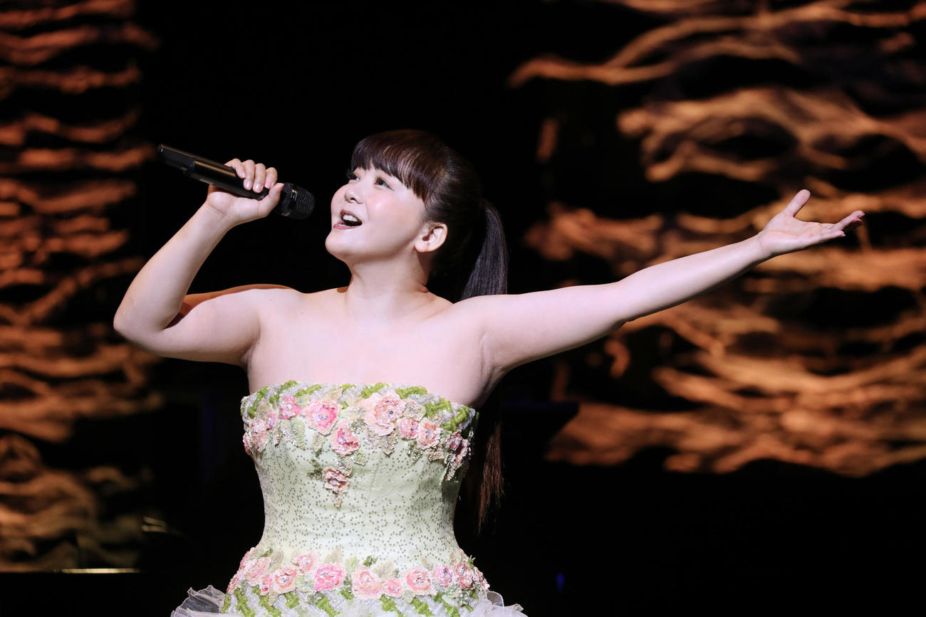 変わらぬ歌声で熱唱する華原朋美（撮影・中島郁夫）