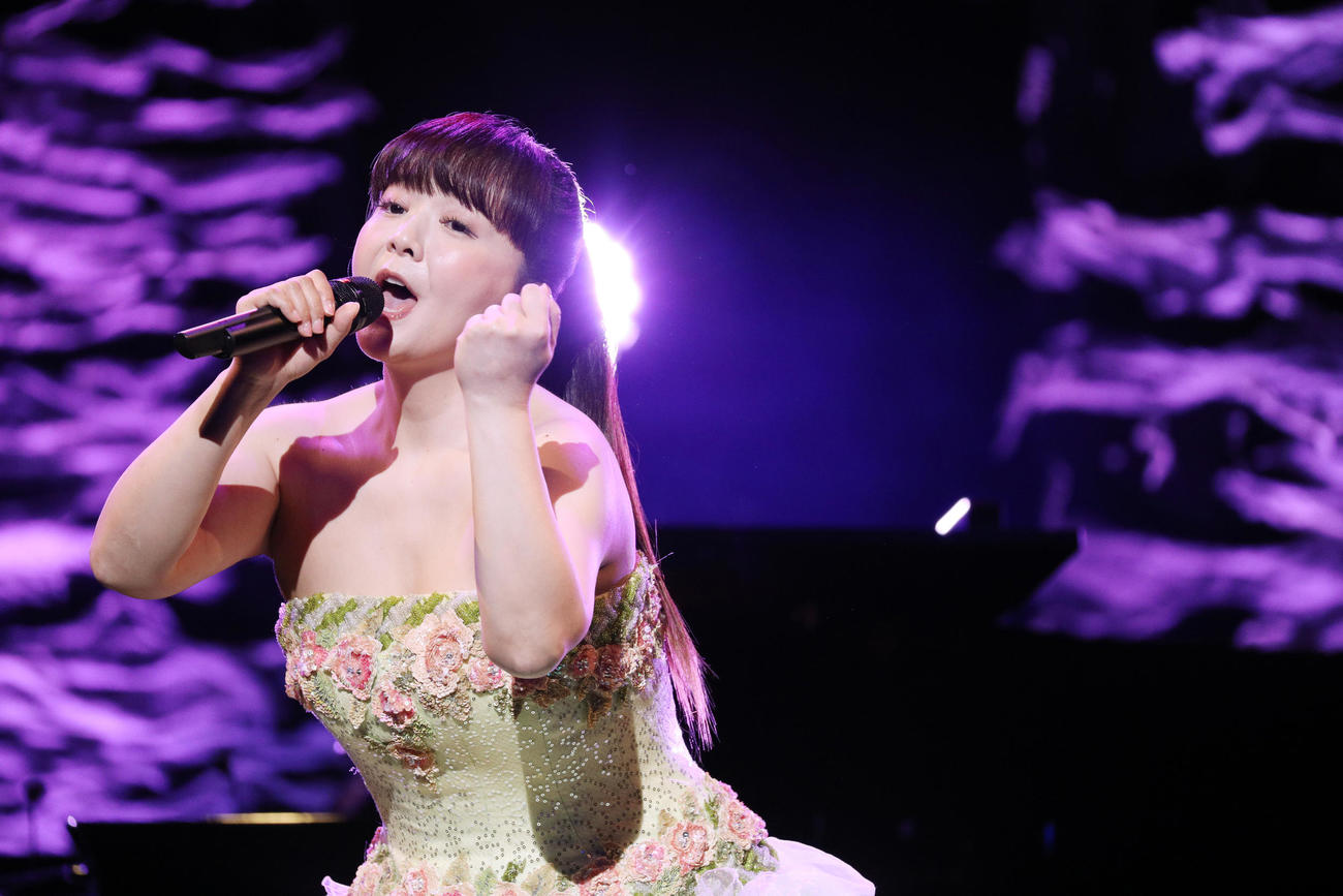 変わらぬ歌声で熱唱する華原朋美（撮影・中島郁夫）