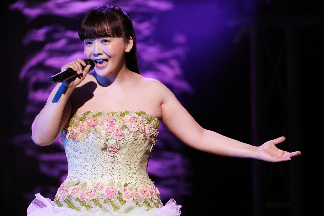 変わらぬ歌声で熱唱する華原朋美（撮影・中島郁夫）