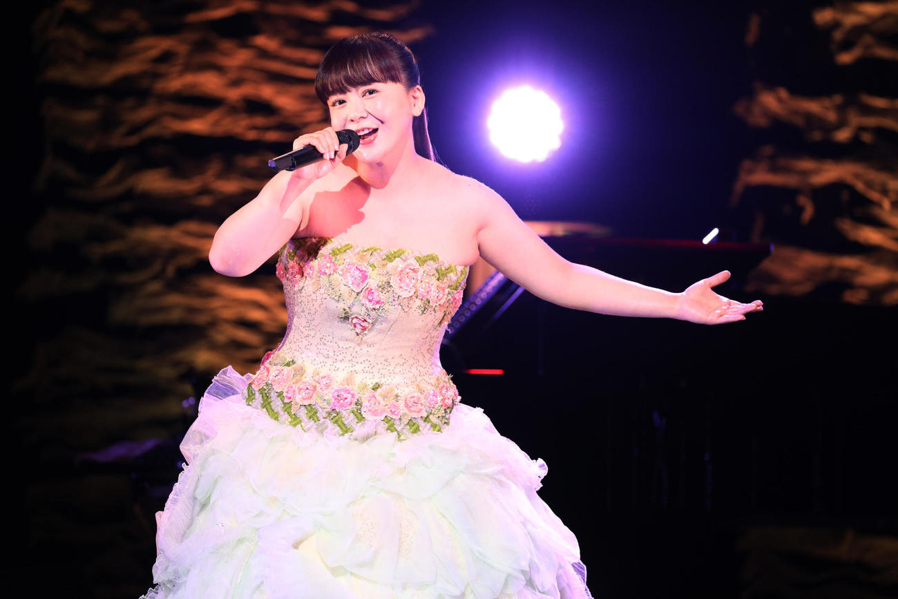 変わらぬ歌声で熱唱する華原朋美（撮影・中島郁夫）