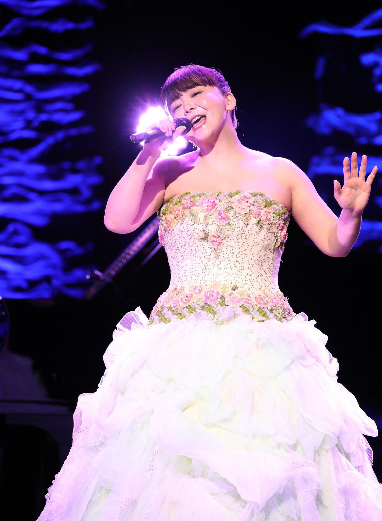 変わらぬ歌声で熱唱する華原朋美（撮影・中島郁夫）