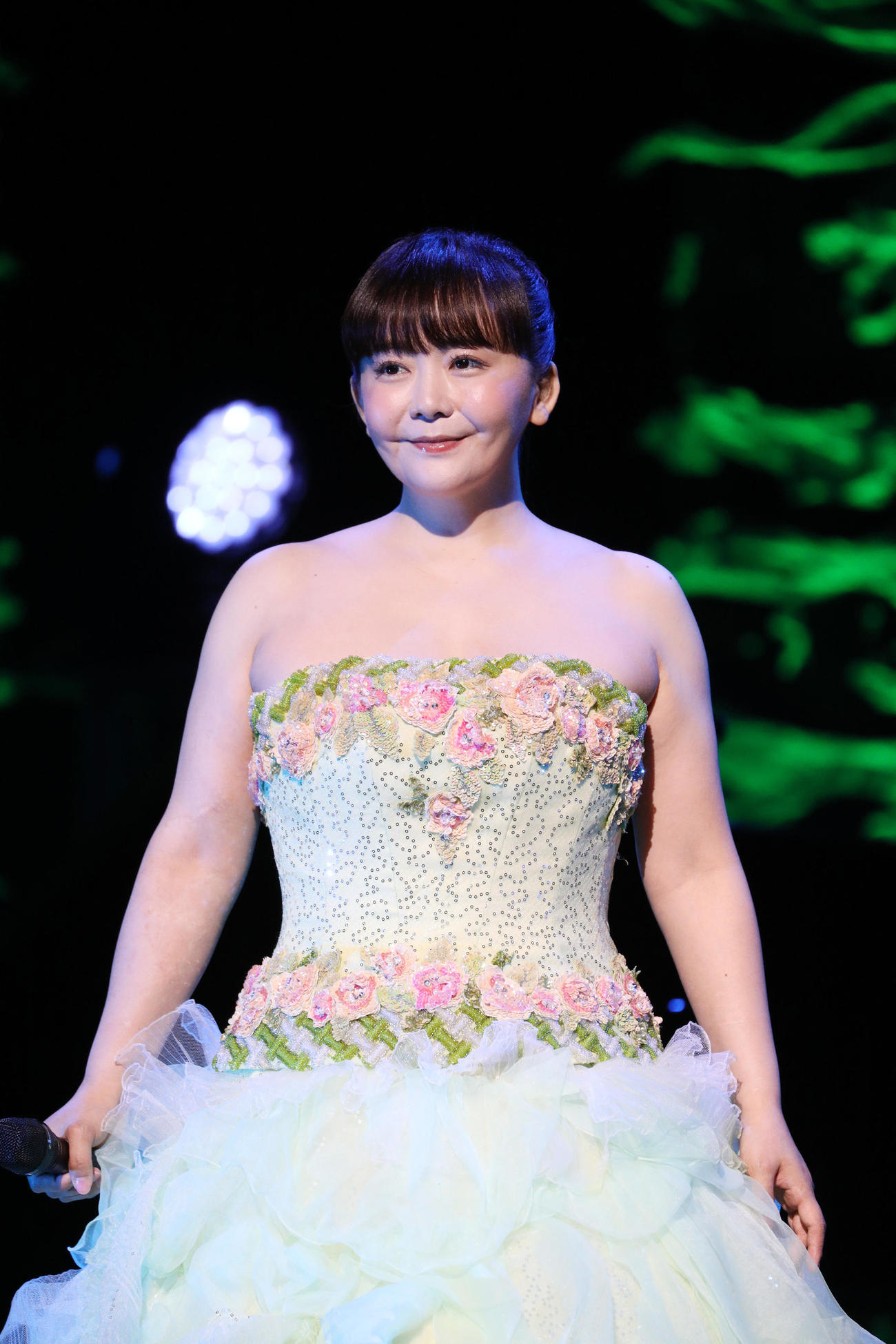 変わらぬ歌声で熱唱する華原朋美（撮影・中島郁夫）