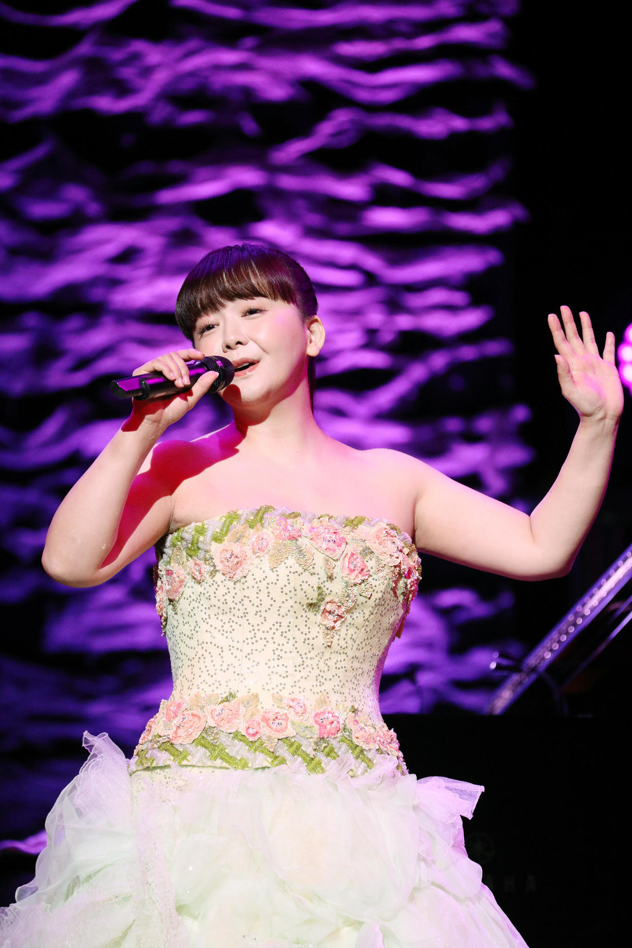 変わらぬ歌声で熱唱する華原朋美（撮影・中島郁夫）