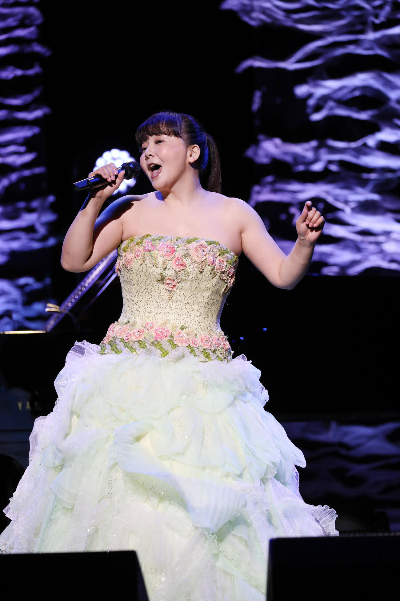 変わらぬ歌声で熱唱する華原朋美（撮影・中島郁夫）