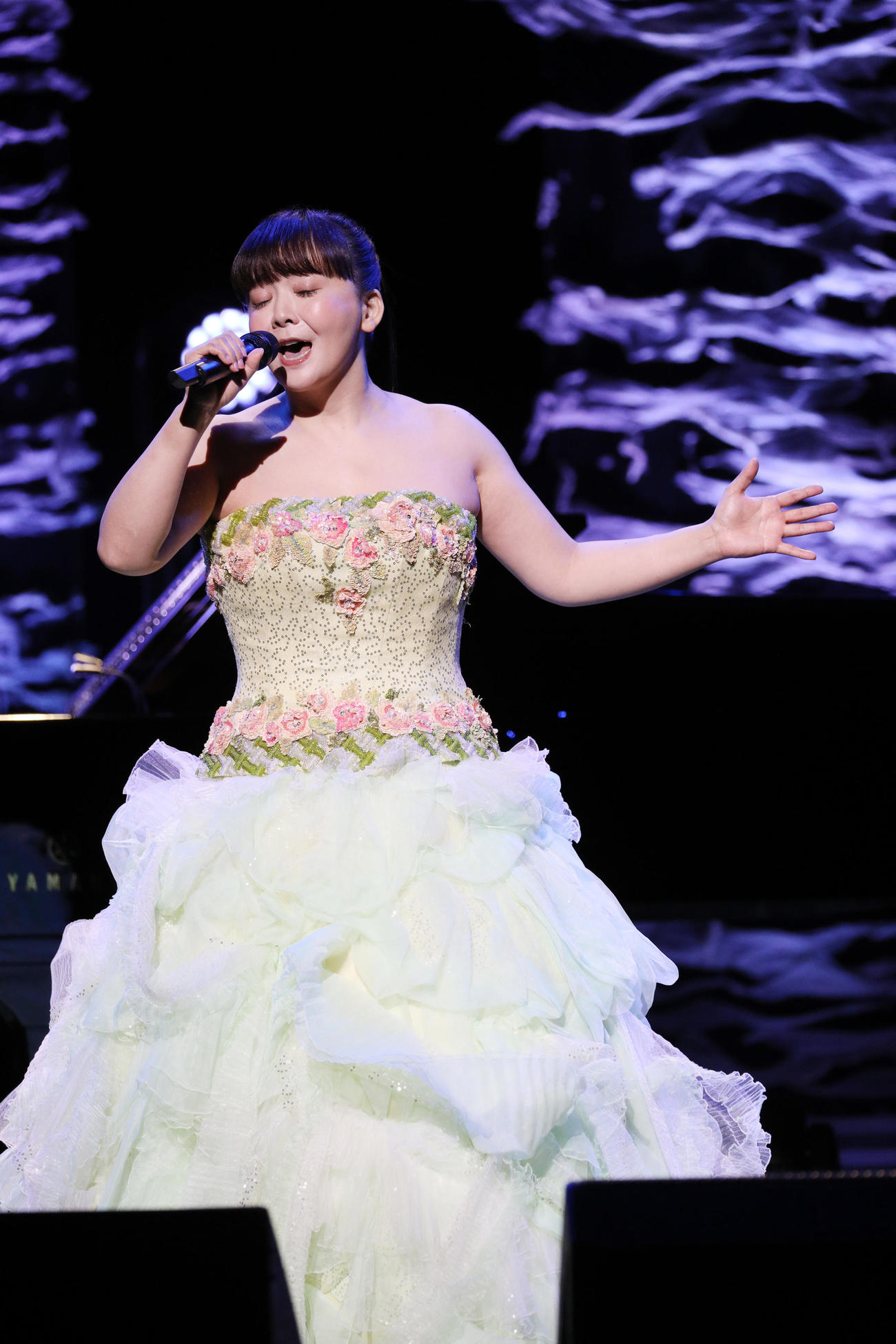 変わらぬ歌声で熱唱する華原朋美（撮影・中島郁夫）