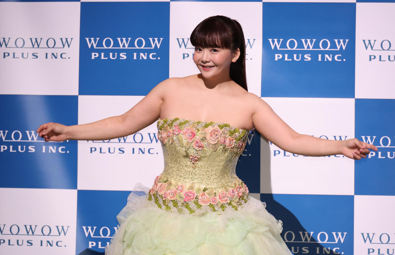 歌唱後の会見で明るくポーズする華原朋美（撮影・中島郁夫）