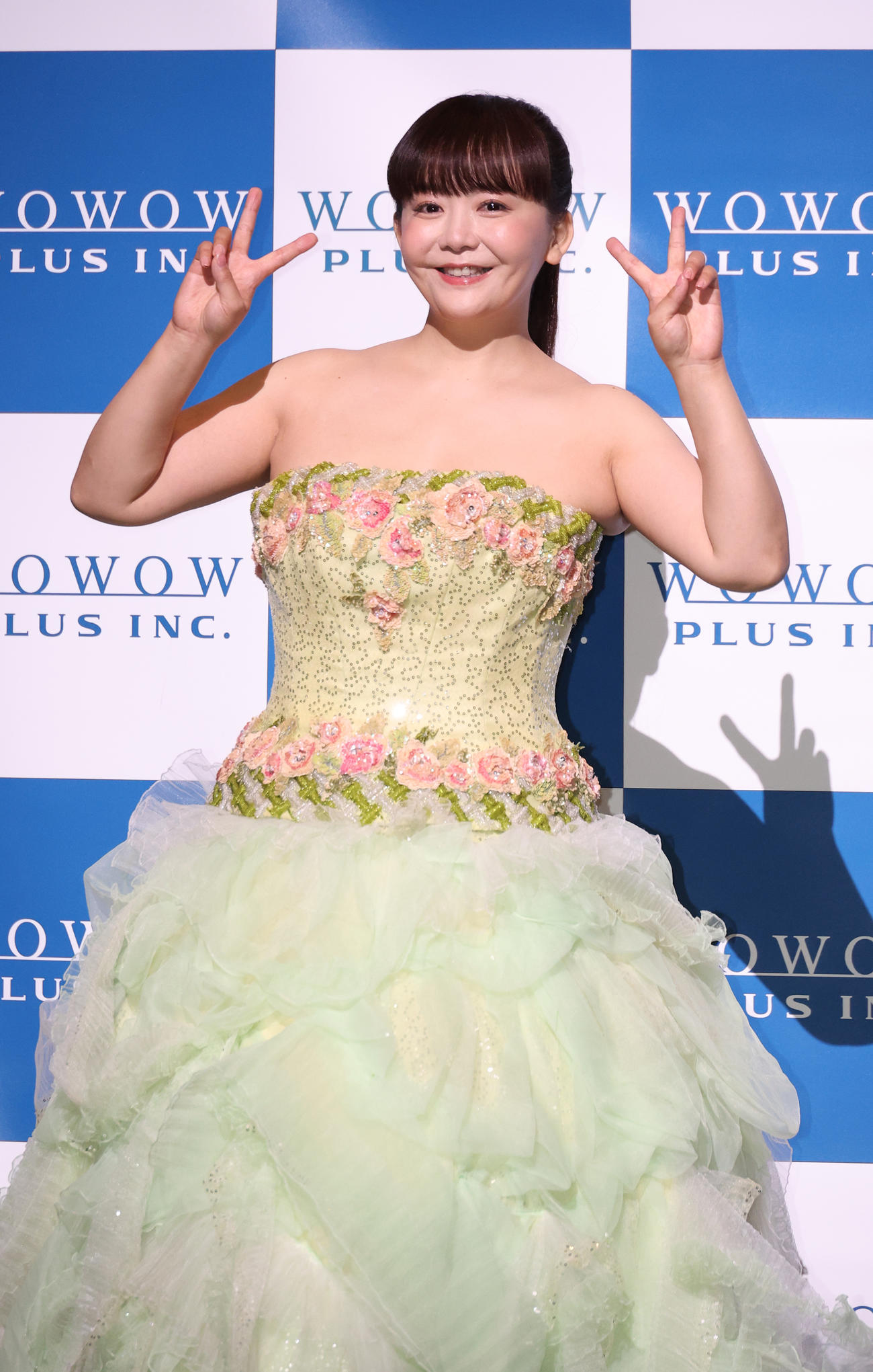 歌唱後の会見で明るくポーズする華原朋美（撮影・中島郁夫）