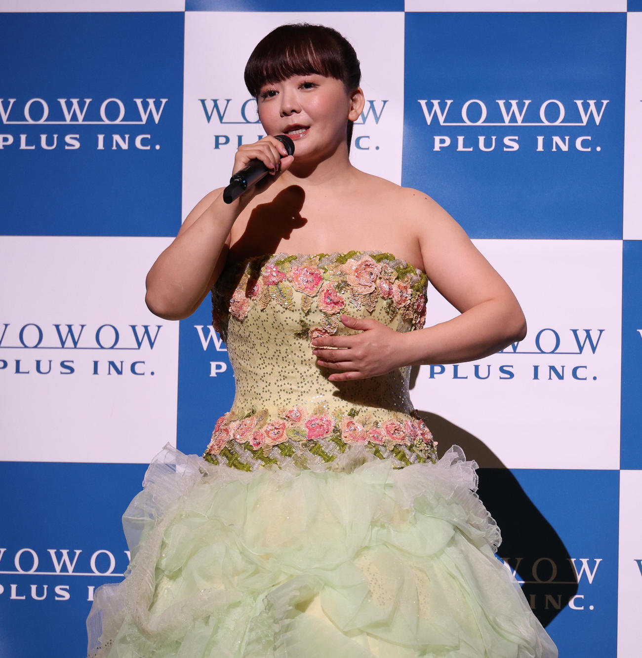 歌唱後に会見を行う華原朋美（撮影・中島郁夫）