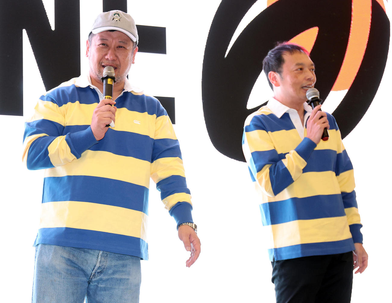 ジャパンラグビーリーグワンキックオフイベントに登場したケンドーコバヤシ（左）と中川家・礼二（撮影・野上伸悟）