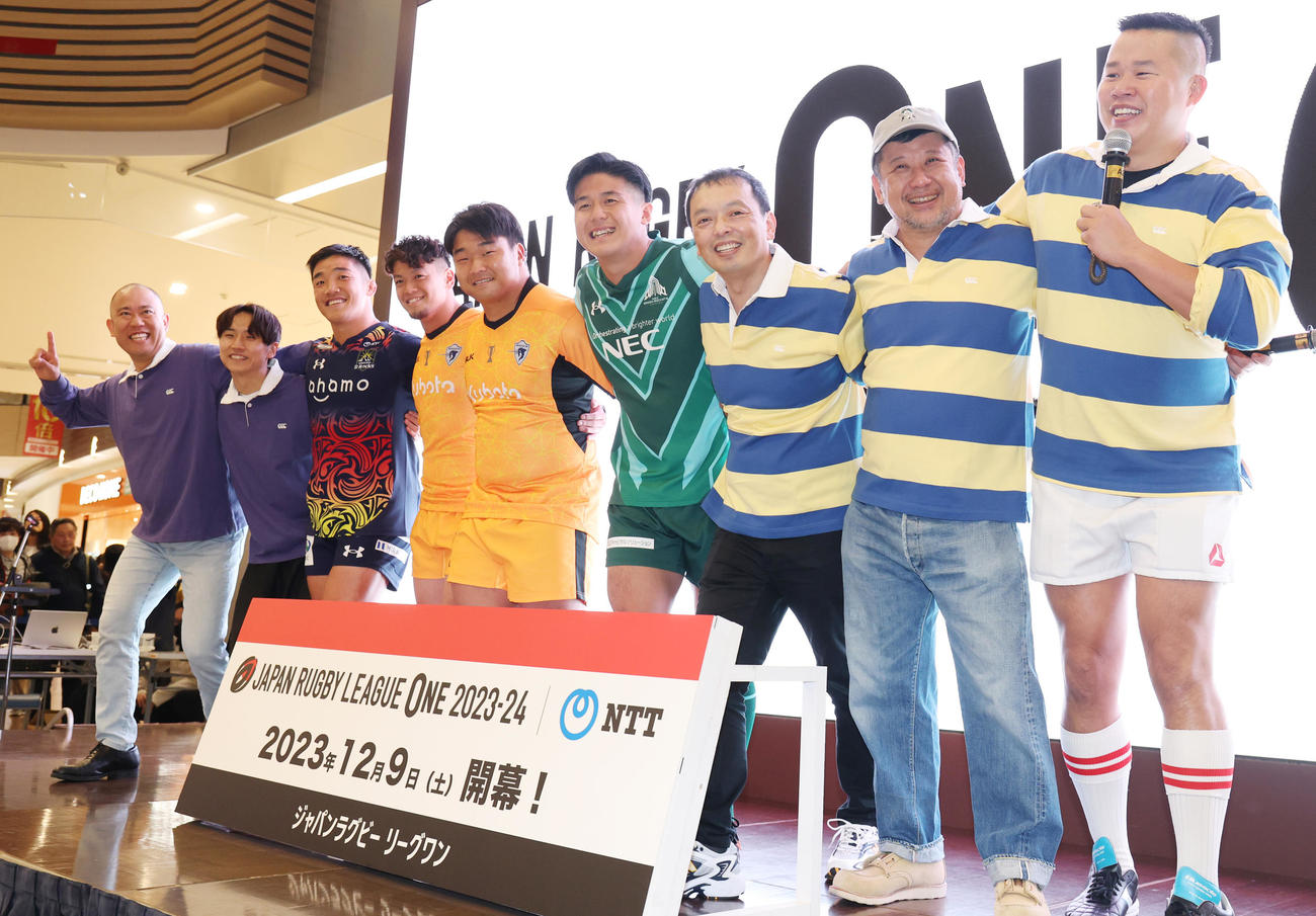 「ジャパンラグビーリーグワン　新シーズン12月9日開幕！よしもと芸人が全力応援！ラグビーキックオフツアー！」に登場した左からコロコロチキンペッパーズのナダル、西野創人、浦安の〓金、東京ベイの根塚、紙森、東葛の小幡、中川家の礼二、ケンドーコバヤシ、しんや（撮影・野上伸悟）