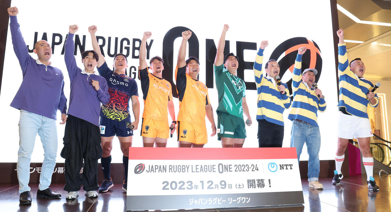 「ジャパンラグビーリーグワン　新シーズン12月9日開幕！よしもと芸人が全力応援！ラグビーキックオフツアー！」に登場した、左からコロコロチキンペッパーズのナダル、西野創人、浦安の〓金、東京ベイの根塚、紙森、東葛の小幡、中川家の礼二、ケンドーコバヤシ、しんや（撮影・野上伸悟）