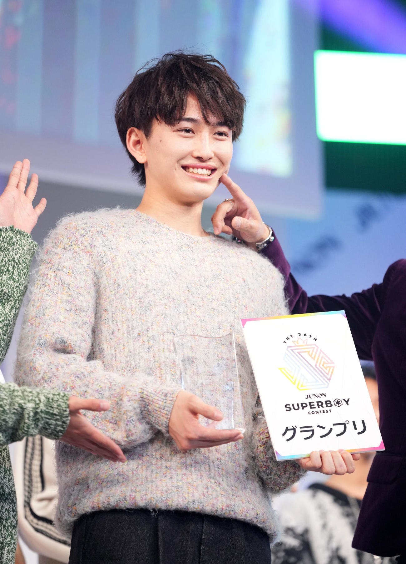 グランプリを受賞し緊張の面持ちだった石山順征さんは、武田真治にほほを突かれ笑顔を見せる（撮影・横山健太）
