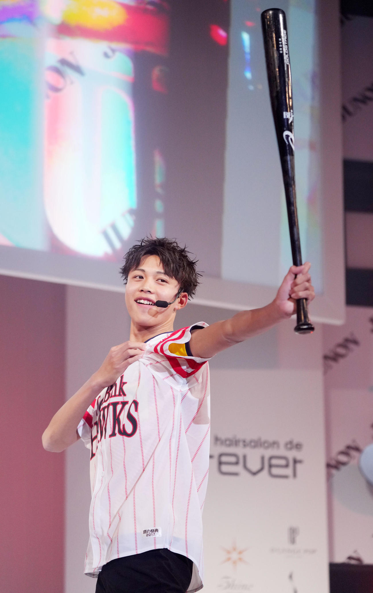 自由パフォーマンスでスイングを披露する遠藤一輝（撮影・横山健太）