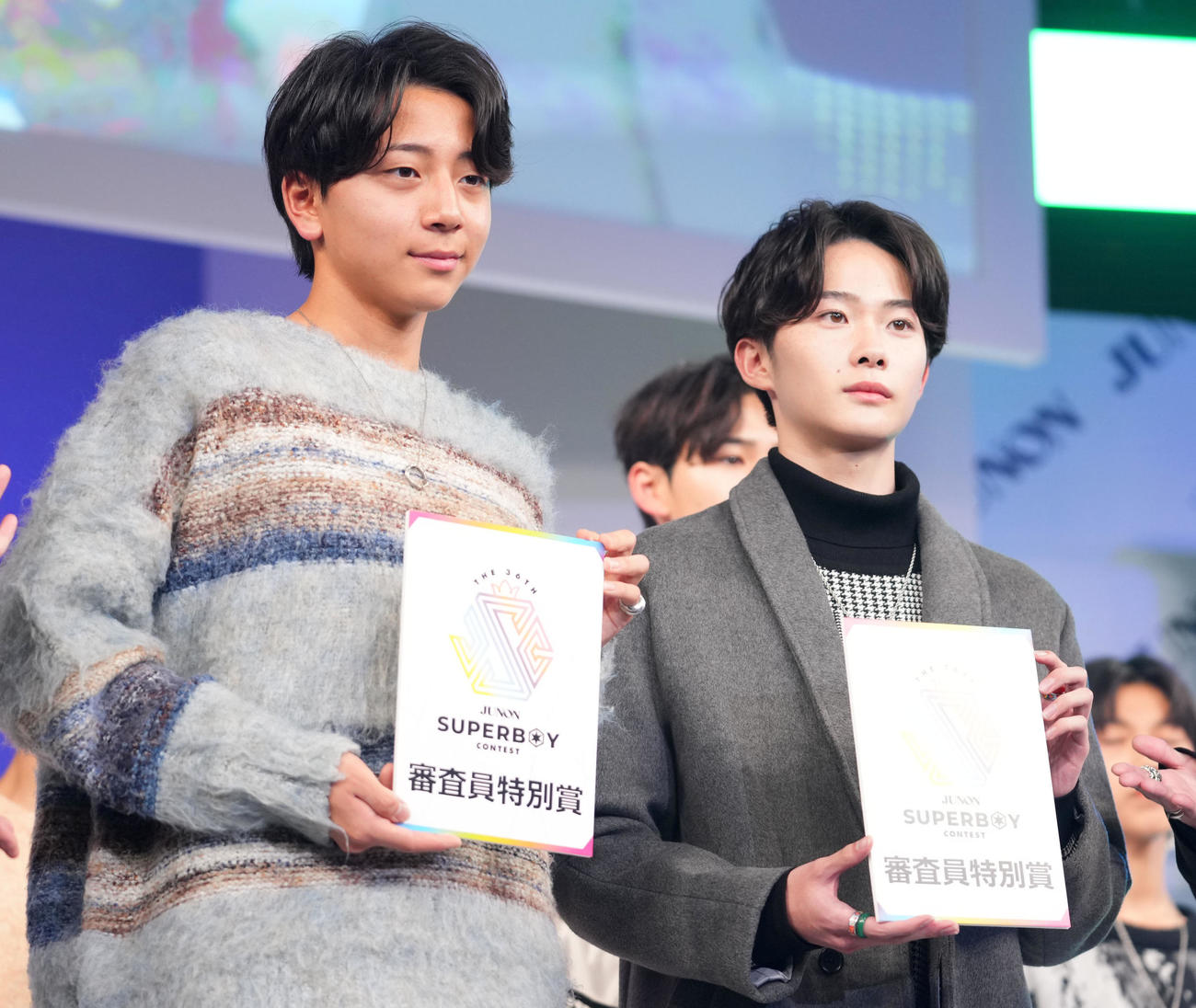 審査員特別賞を受賞した漆山拓実（左）と藤井恋（撮影・横山健太）