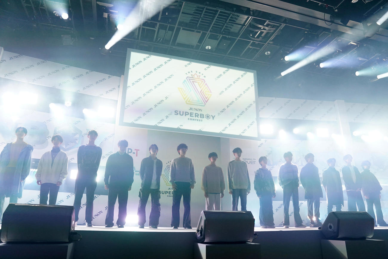 ステージに登場するファイナリストたち（撮影・横山健太）