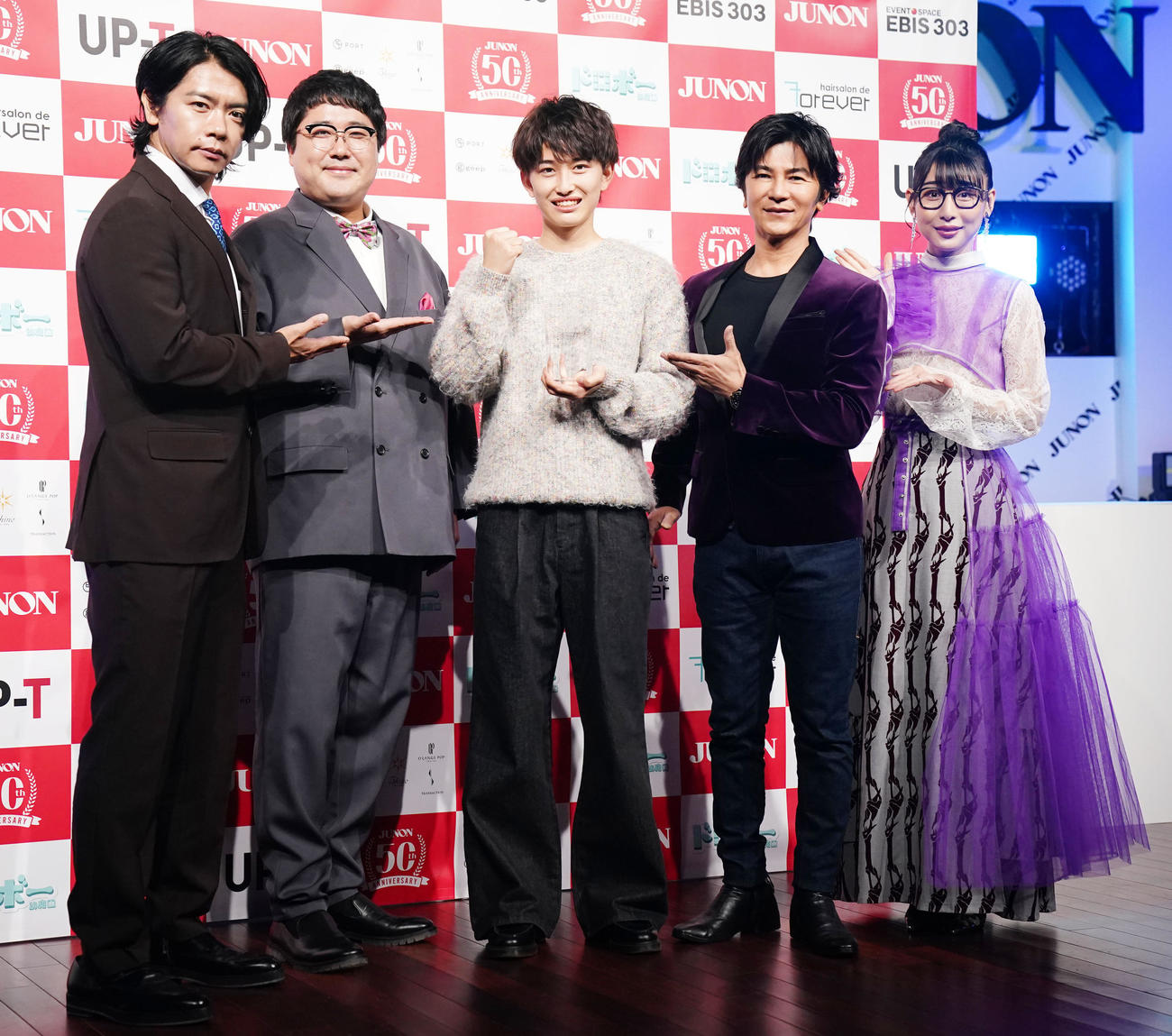 グランプリを受賞し笑顔を見せる石山順征さん（中央）。左からマヂカルラブリーの野田クリスタル、村上、1人おいて武田真治、ハシヤスメ・アツコ（撮影・横山健太）