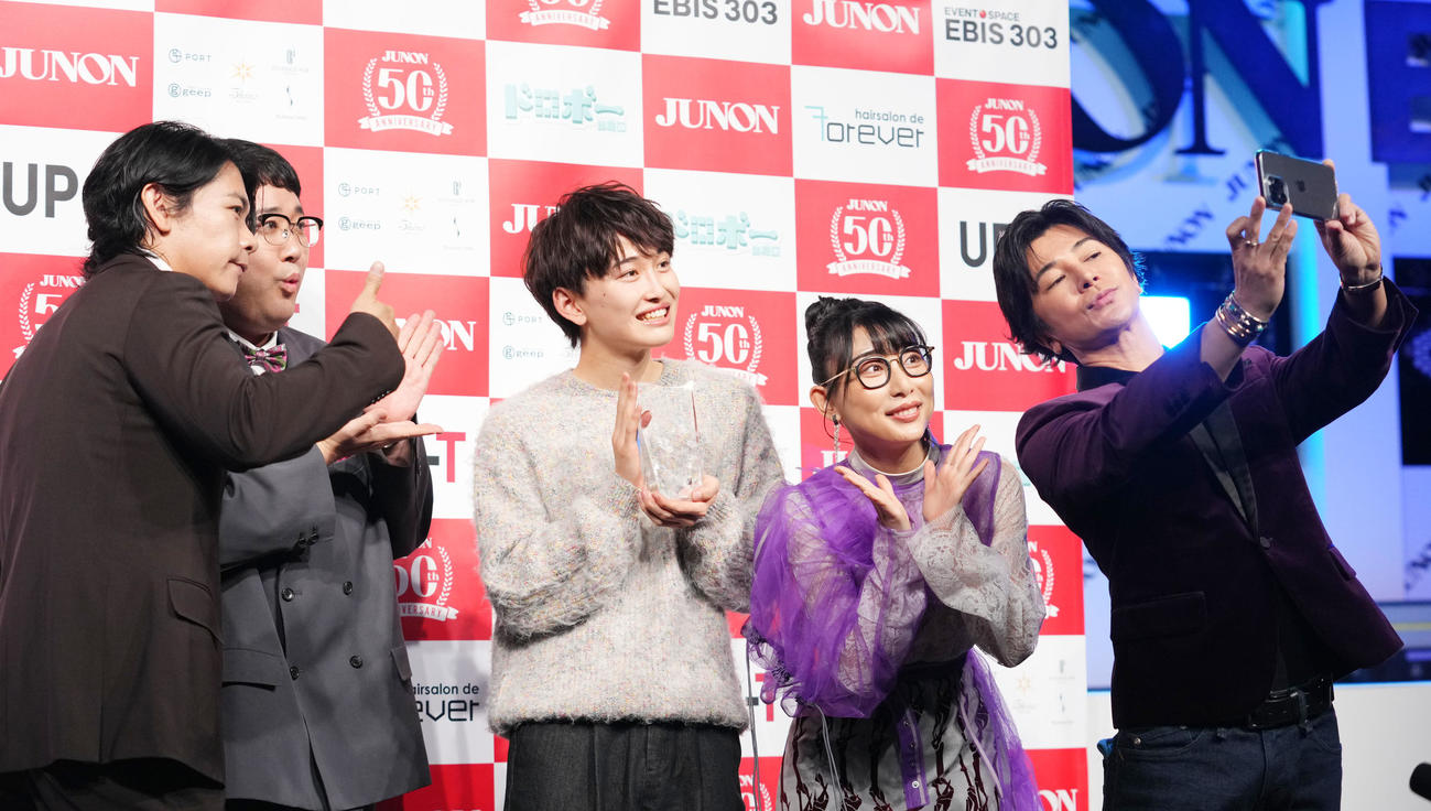コンテストを終え記念撮影をする石山順征さん（中央）。左からマヂカルラブリーの野田クリスタル、村上、1人おいて武田真治、ハシヤスメ・アツコ（撮影・横山健太）