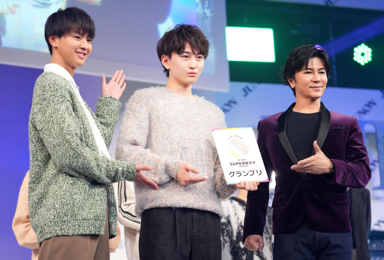 グランプリを受賞し緊張した表情でカメラを見つめる石山順征さん。左は第35回グランプリの藤本洸大、右は武田真治（撮影・横山健太）