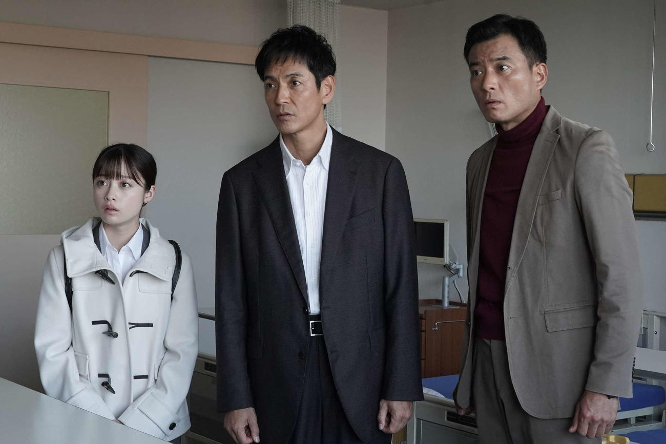 フジ「トクメイ！警視庁特別会計係」に出演する左から橋本環奈、沢村一樹、徳重聡(C)カンテレ