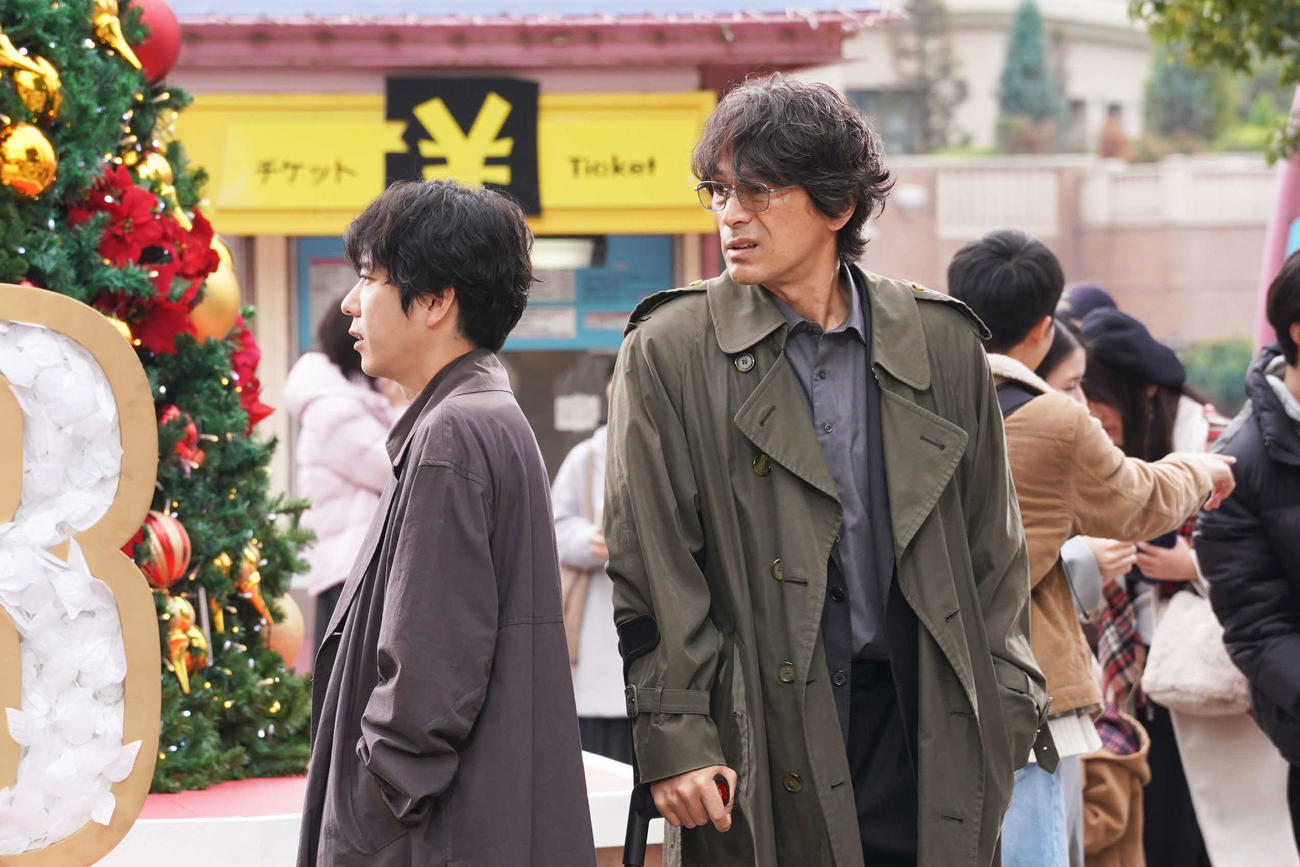 フジテレビ系「ONE DAY～聖夜のから騒ぎ～」に出演する左から二宮和也、江口洋介(C)フジテレビ