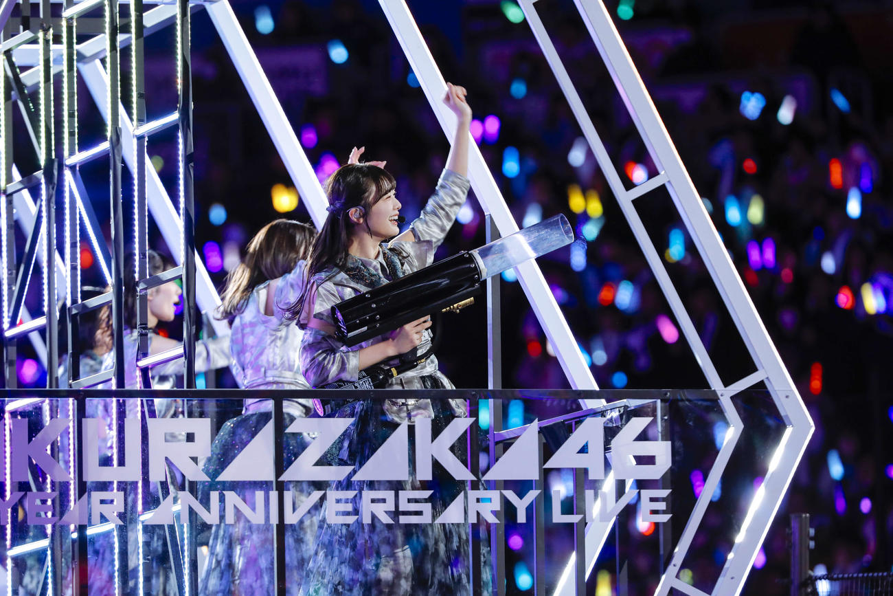 3rd YEAR ANNIVERSARY LIVEを行った櫻坂46。手前は田村保乃（上山陽介氏撮影）