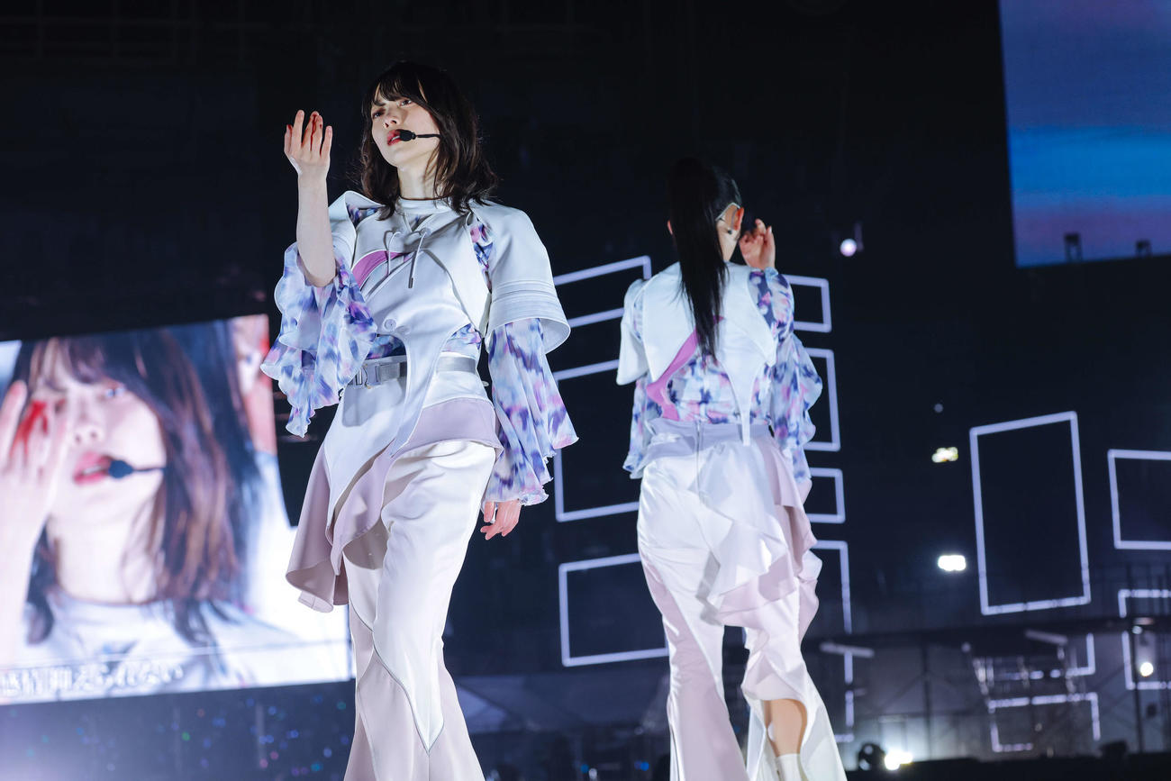 3rd YEAR ANNIVERSARY LIVEでパフォーマンスする櫻坂46の、左から森田ひかる、山崎天（上山陽介氏撮影）