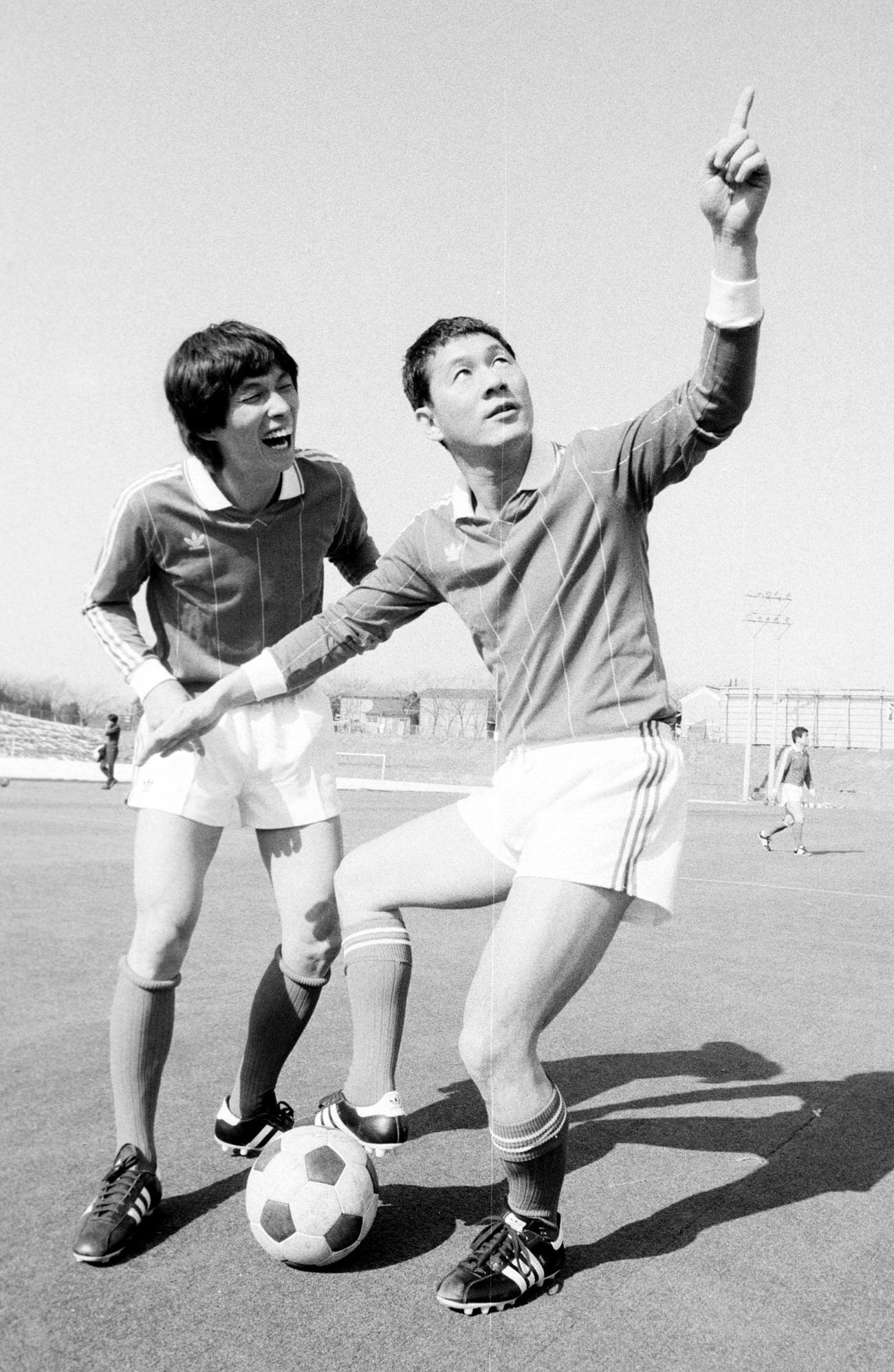 84年、サッカーをしながらおどける若き日の明石家さんま（左）とビートたけし