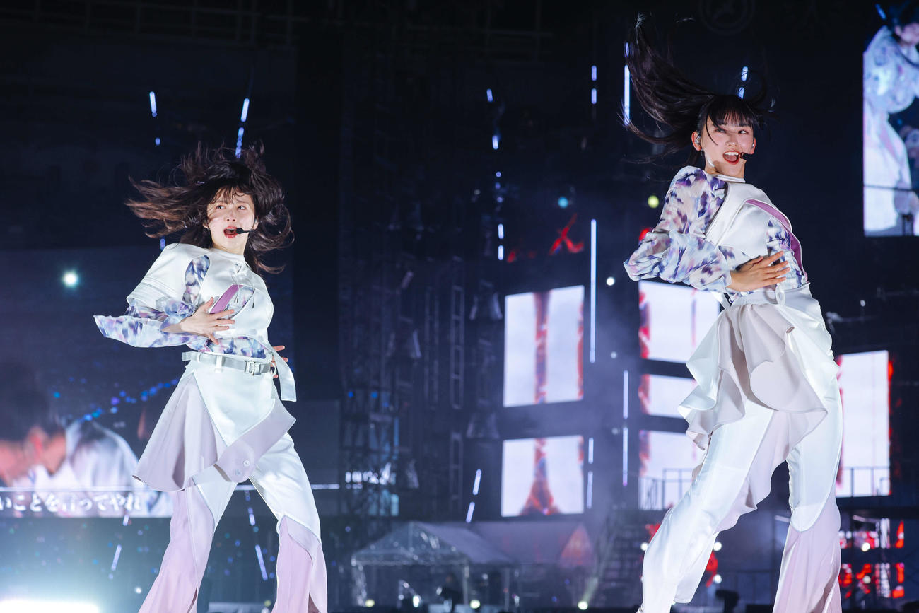 3rd YEAR ANNIVERSARY LIVEでパフォーマンスする櫻坂46の森田ひかる（左）と山崎天（上山陽介氏撮影）