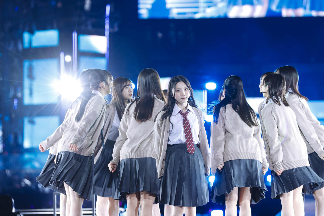 3rd YEAR ANNIVERSARY LIVEでパフォーマンスする櫻坂46。中央は谷口愛季（上山陽介氏撮影）