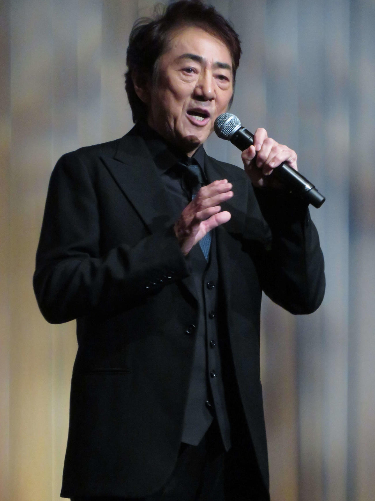 「第12回岩谷時子賞」授賞式に出席し、ステージ上で歌唱する市村正親