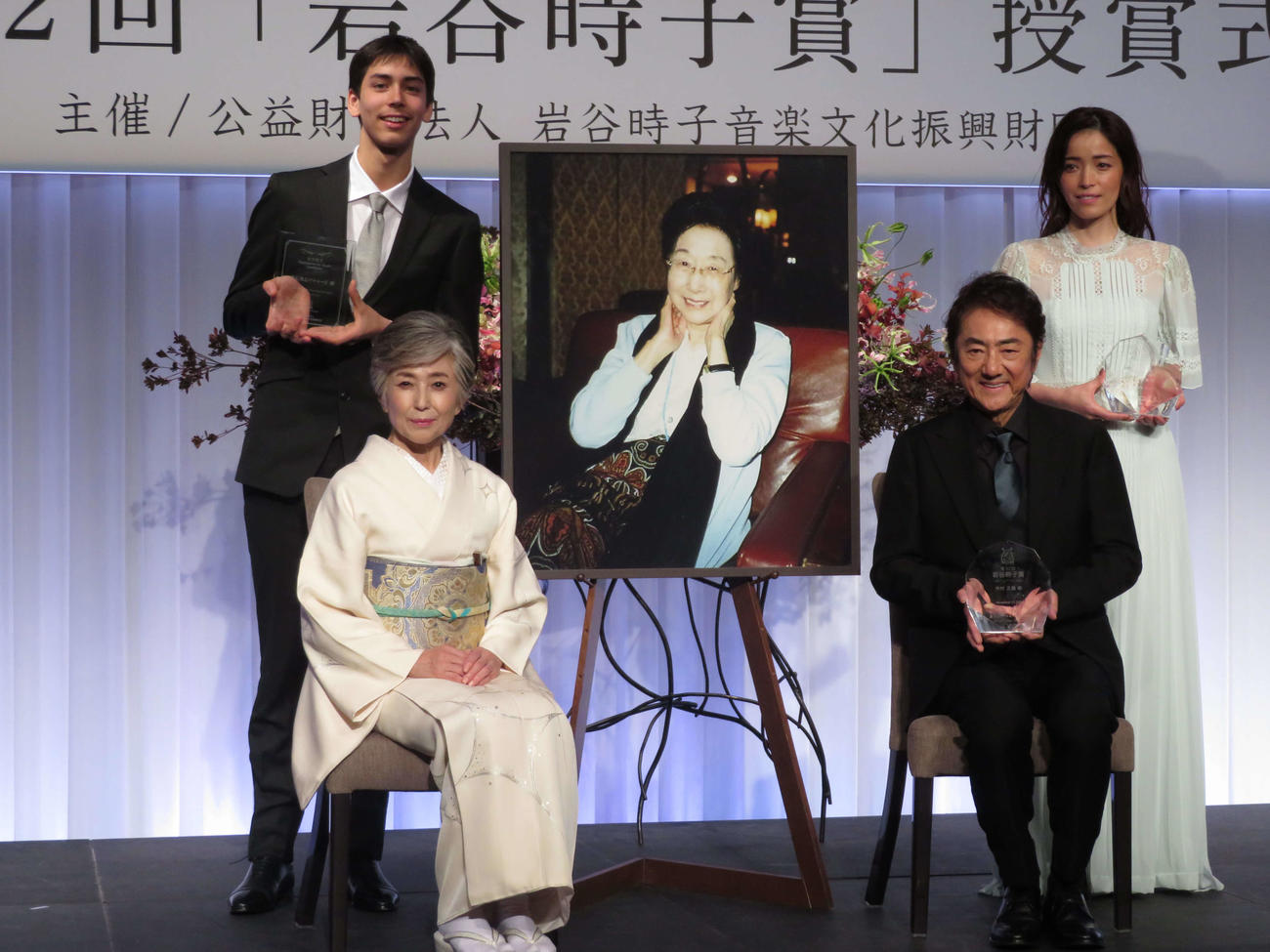 「第12回岩谷時子賞」授賞式に出席した、左上から平石英心リチャード、知念里奈、左下からプレゼンターを務めた竹下景子、市村正親