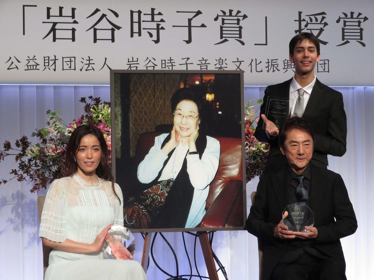 「第12回岩谷時子賞」授賞式に出席した左から知念里奈、市村正親、右上に平石英心リチャード