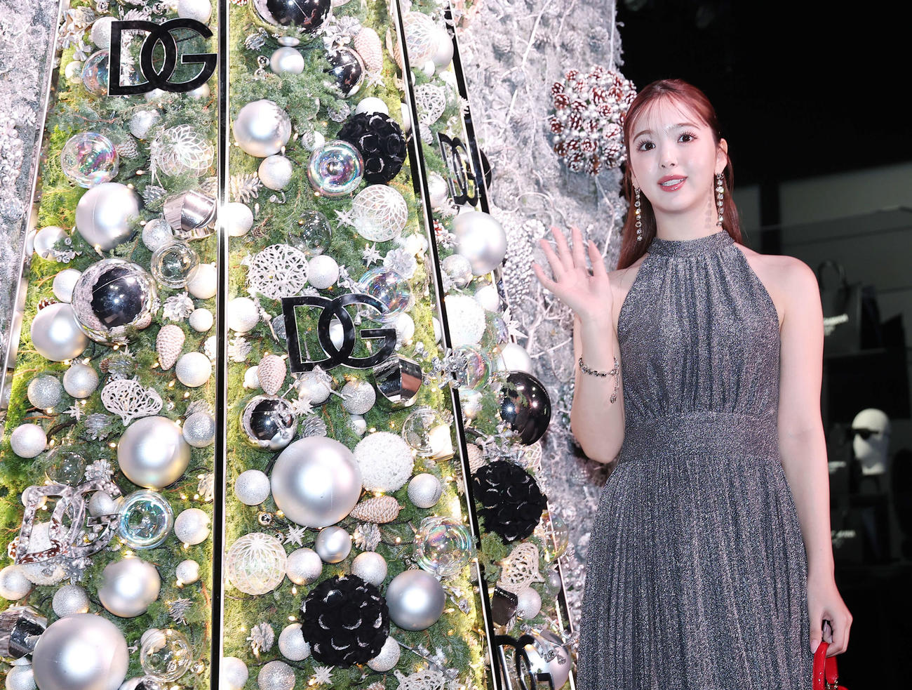 「ドルチェ＆ガッバーナ　青山」ホリデーイベント記念のフォトコールに臨む藤田ニコル（撮影・河田真司）