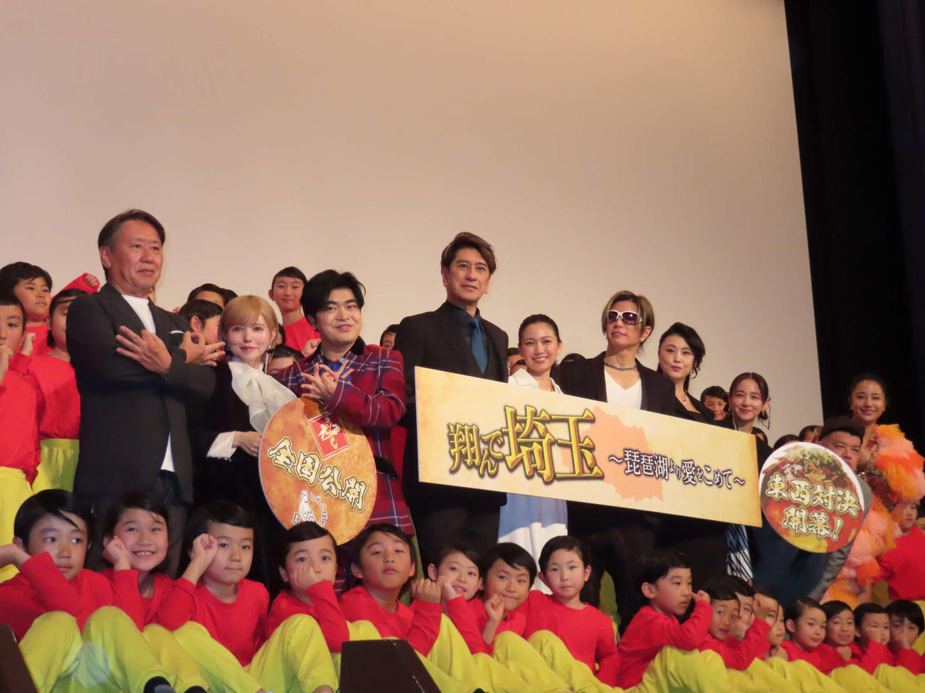 映画「翔んで埼玉～琵琶湖より愛をこめて～」の初日舞台あいさつに出席した、左から武内英樹監督、益若つばさ、加藤諒、川崎麻世、二階堂ふみ、GACKT、藤原紀香、堀田真由、くっきー！、高橋メアリージュン