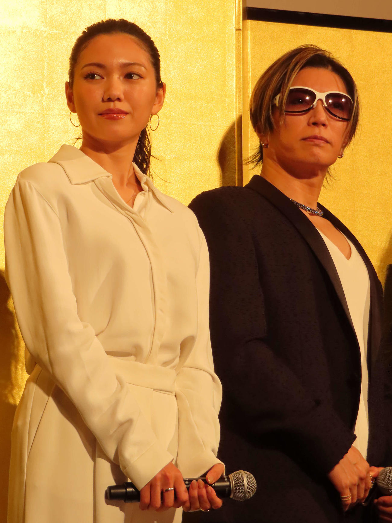 映画「翔んで埼玉～琵琶湖より愛をこめて～」の初日舞台あいさつに出席した、二階堂ふみ（左）、GACKT