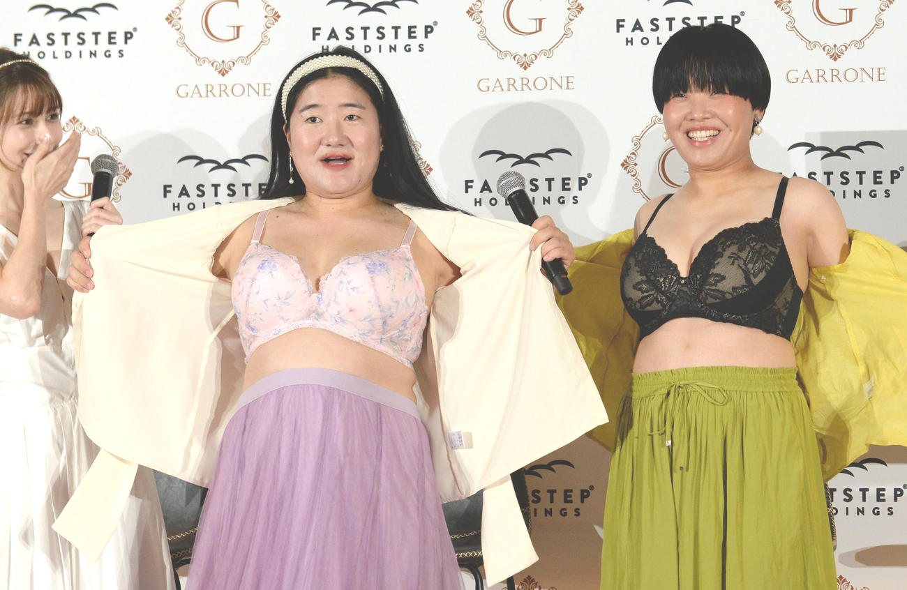 ランジェリーの新ブランド発表会を行った、左から、ダレノガレ明美、ガンバレルーヤよしこ、まひる