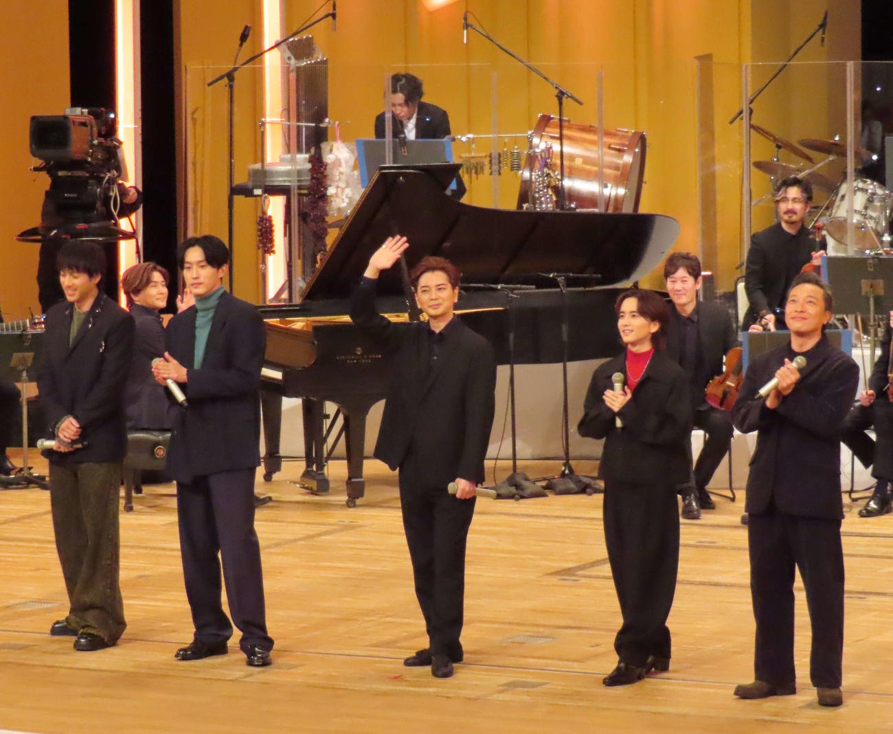 NHK大河「どうする家康」のファン感謝祭に出席した松本潤（中央）