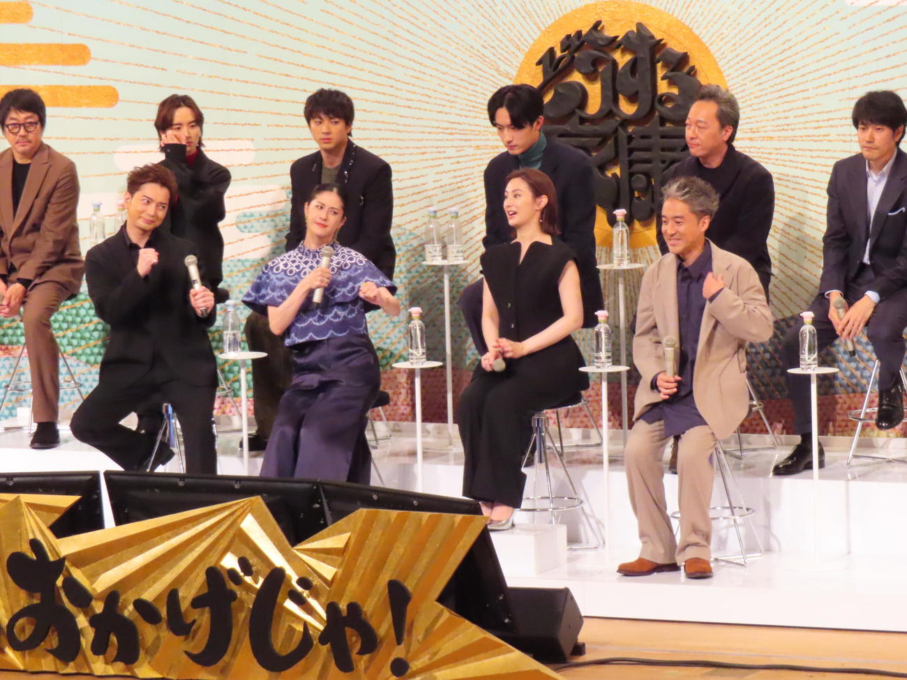 NHK大河「どうする家康」のファン感謝祭に出席した（前列左から）松本潤、松本若菜、北川景子、ムロツヨシ