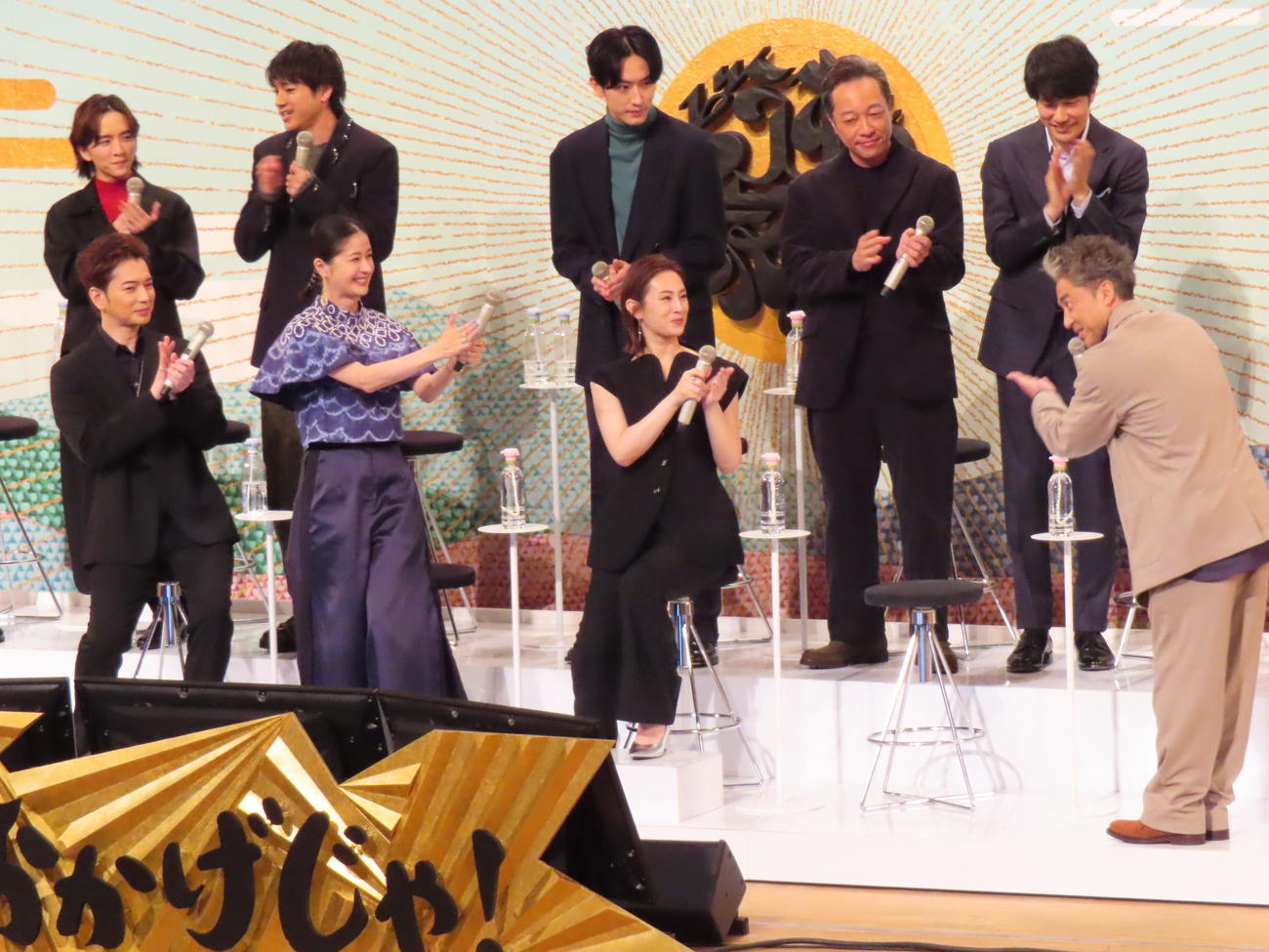 NHK大河「どうする家康」のファン感謝祭に出席した（前列左から）松本潤、松本若菜、北川景子、ムロツヨシ